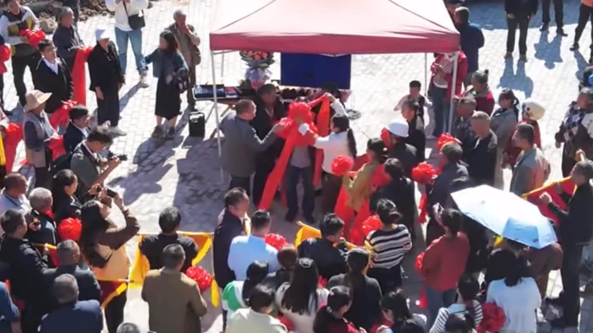 满身的红花都是深深的爱！驻村3年为村民增加经济收入20万元以上 村民含泪送别驻村书记