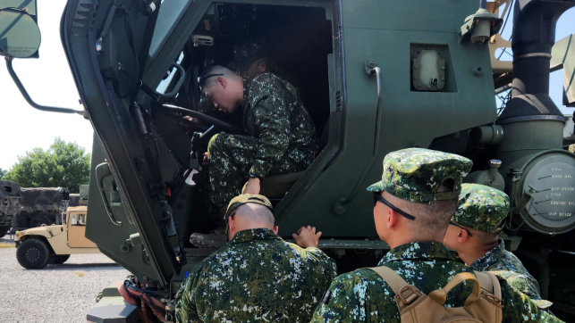 臺軍秘密派員赴美訓練接裝“海馬斯”火箭炮，訓練照曝光