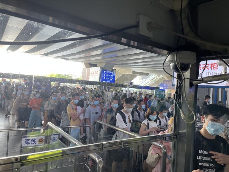 改造前进站排长队