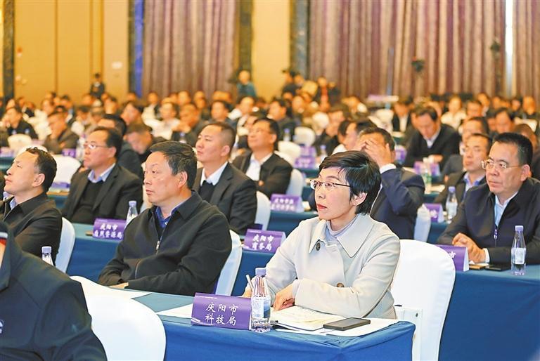 数字经济产业专题对接活动中，参会嘉宾认真聆听演讲。新甘肃&middot;甘肃日报记者　高樯