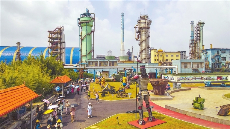 方大特钢工业旅游景区内游人如织。方大特钢是江西首家、国内第三家被评为国家4A级旅游景区的钢铁企业。