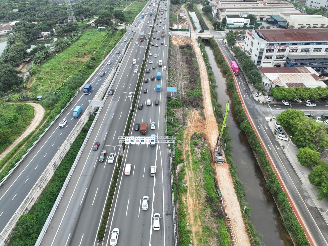 通过无人机巡航保障道路通行安全
