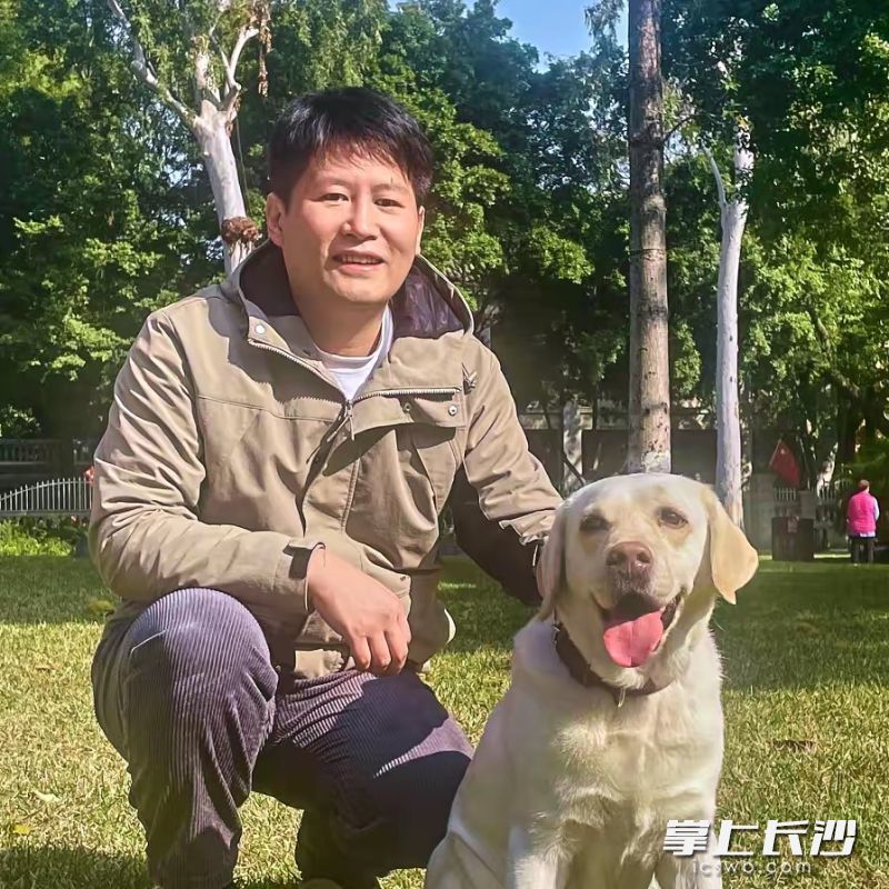 赵秋宝和他的导盲犬阿尔法。受访者供图