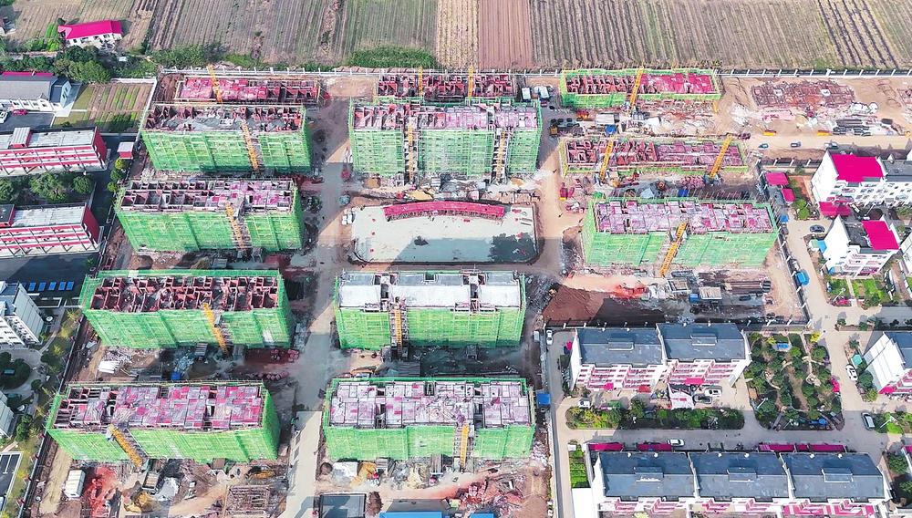 陆续封顶的安置房。 记者 彭正阳 摄