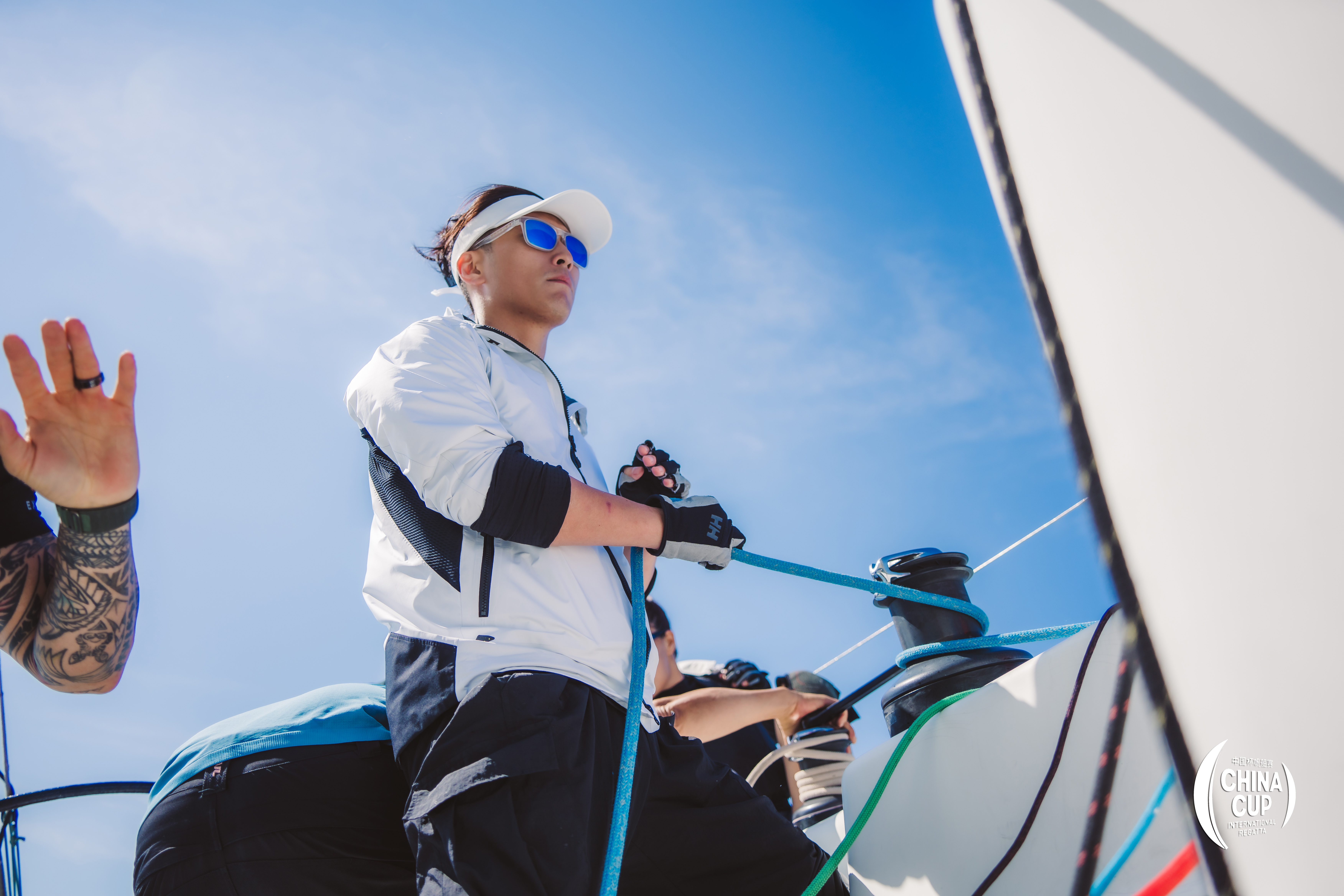 窦骁参加中国杯帆船赛冲上热搜 “乘风破浪，真的太刺激了”