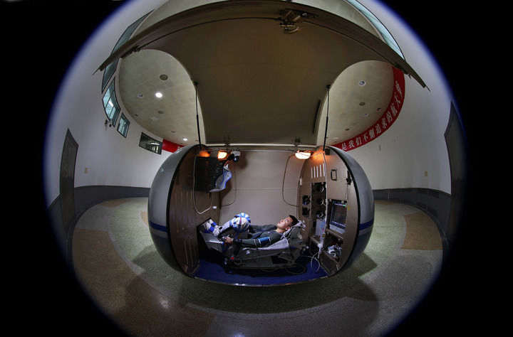 ↑神舟十九号航天员宋令东进行离心机训练（2024年5月9日摄）　新华社发（徐部　摄）