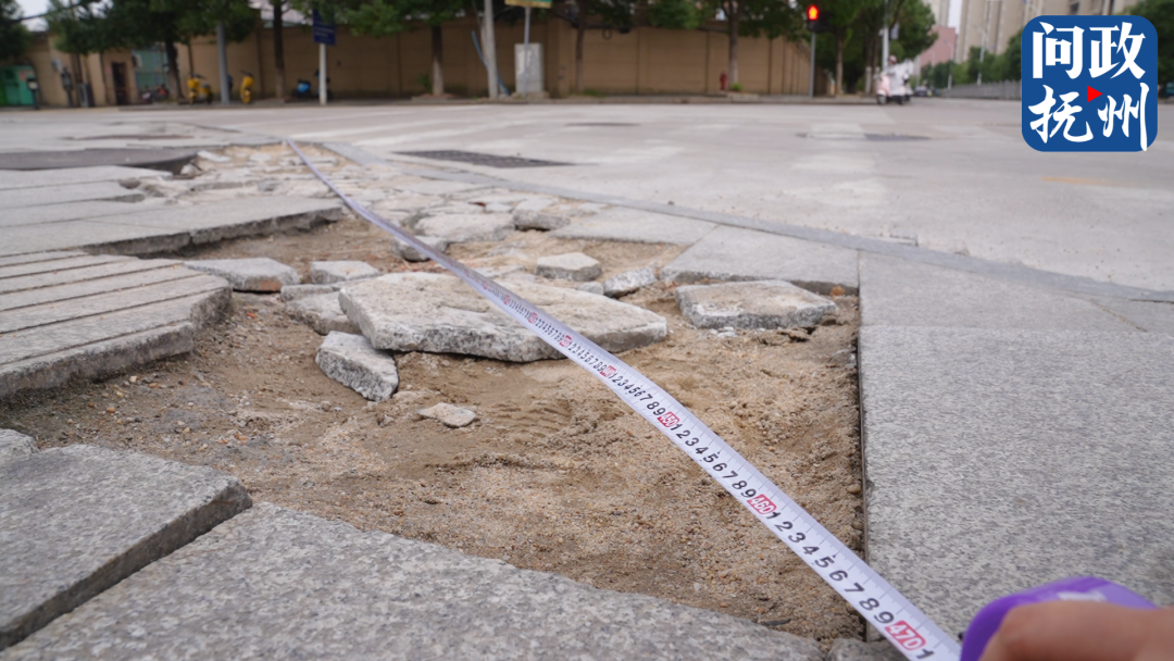 臨川區(qū)上頓渡鎮(zhèn)一道路地磚破損嚴(yán)重 市政部門(mén)：立即修補(bǔ)