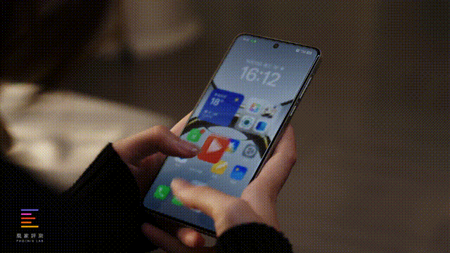 现在的小布助手，也不再是简单的语音助手了，而是系统级的AI助手，全局任何界面，都可以长按电源键唤醒小布，就是这个出场方式有点加州的味道。新的小布可以识别任何界面的屏幕，在生活中遇到不会的，就打开相机，不用拍摄直接问小布，还可以帮你修废片，打开照片，一键唤醒小布，“帮我消除照片上的反光”，等待片刻，就修好啦，操作非常简单。