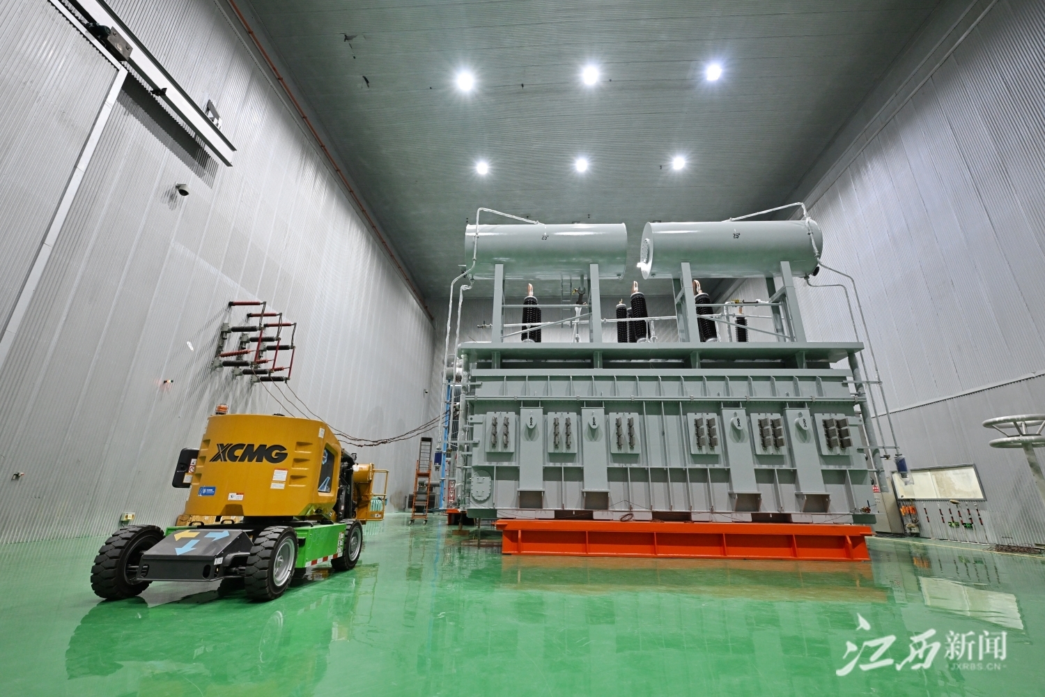 ▲工程师正在测试出口印度尼西亚的电解铝整流变压器。