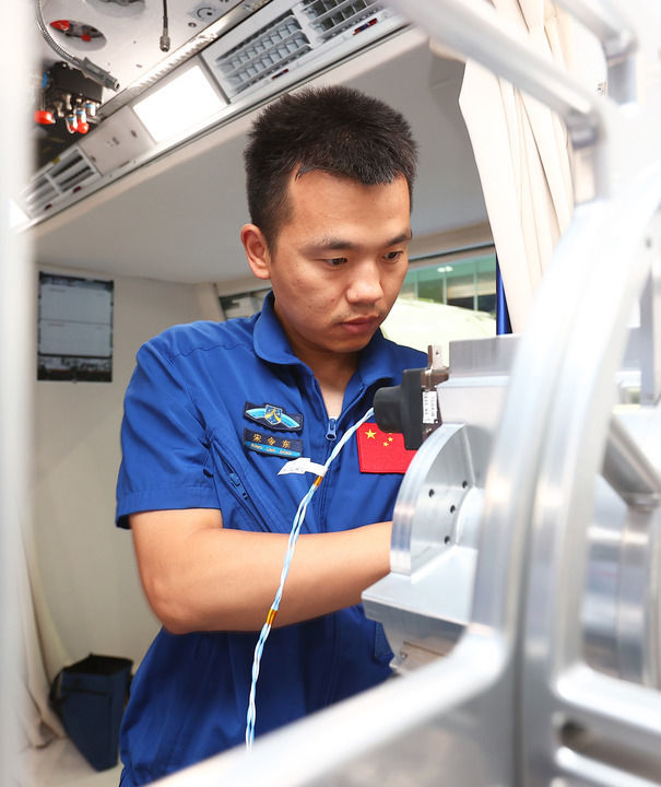 ↑神舟十九号航天员宋令东在训练中（2024年7月25日摄）　新华社发（徐部　摄）