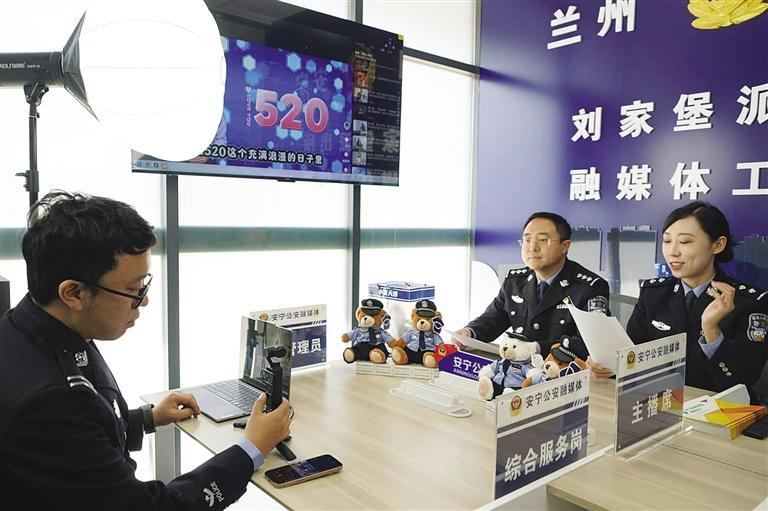 刘广元(左)调试直播设备