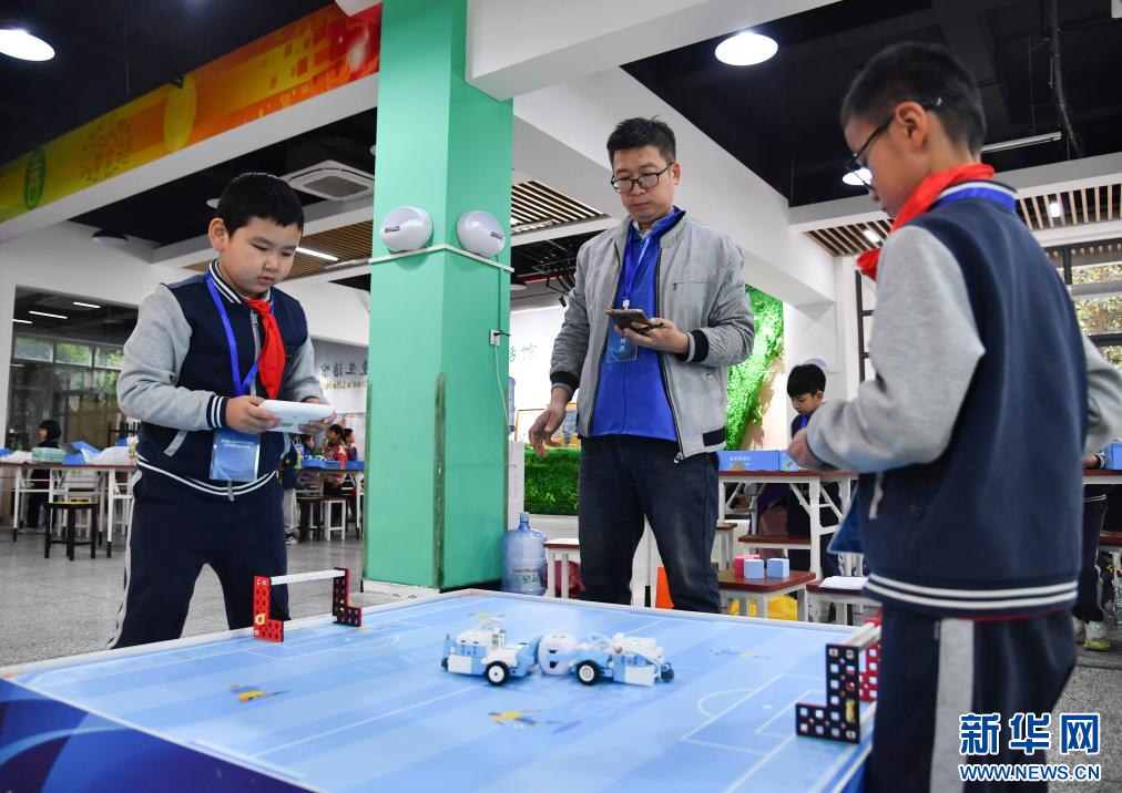 10月26日，学生在西安市新城区太华路小学参加机器人足球对抗赛。