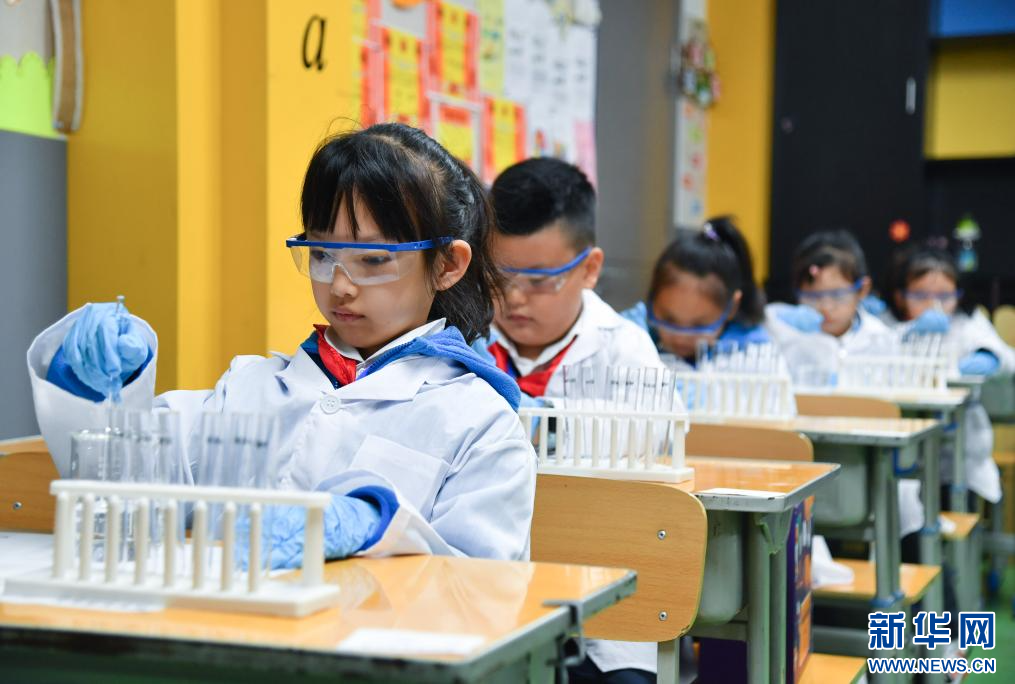 10月26日，学生在西安市新城区太华路小学参加科学实验制作比赛。