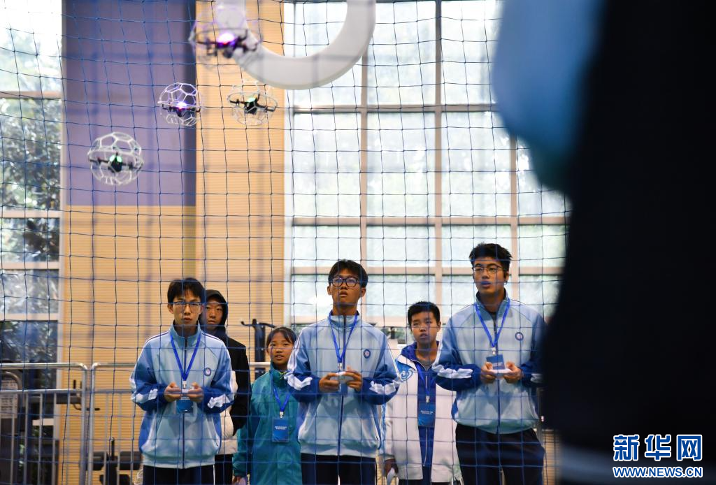 10月26日，学生在西安市新城区太华路小学参加多轴无人机足球对抗赛。