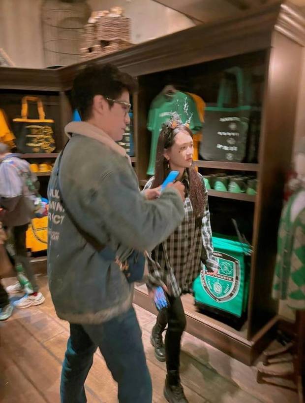 陈乔恩夫妇在逛园区里的商店。