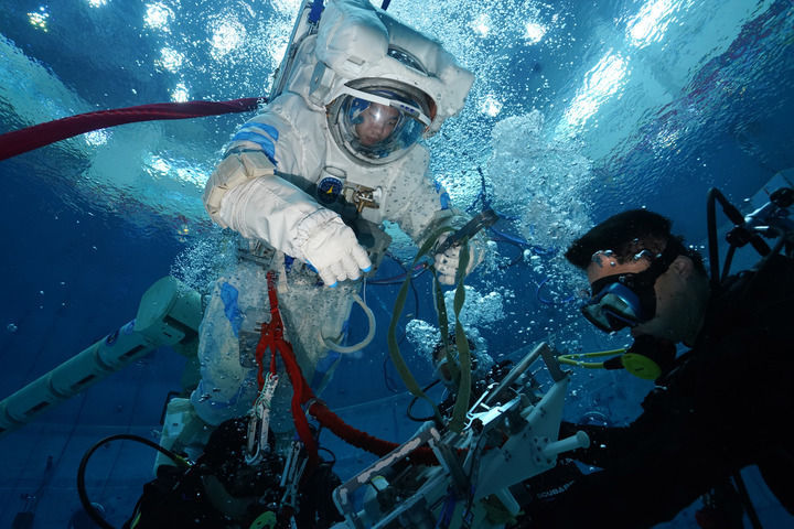 ↑神舟十九号航天员宋令东进行水下训练（2024年8月30日摄）　新华社发（孔方舟　摄）