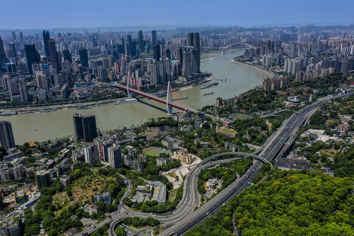 ▲8月23日拍摄的重庆中心城区景象（无人机照片）。新华社记者刘潺摄