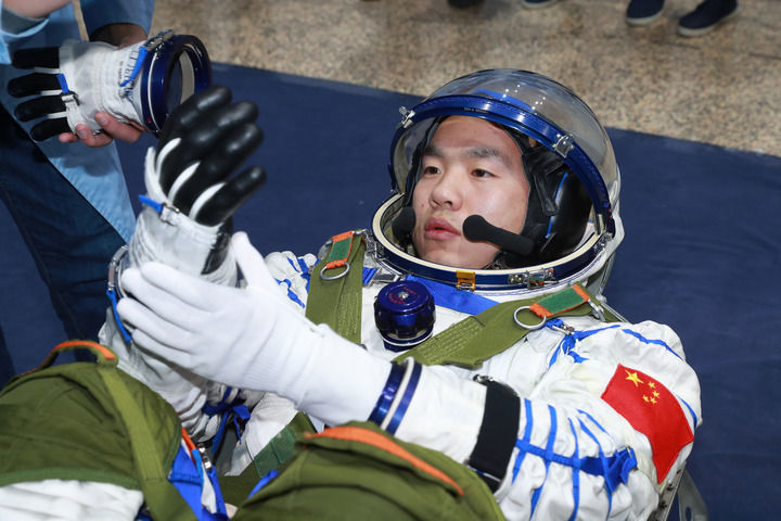 ↑神舟十九号航天员宋令东进行人船合练（2024年1月31日摄）　新华社发（徐部　摄）