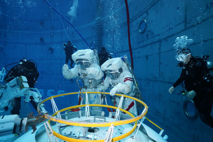 ↑神舟十九号航天员蔡旭哲（右）和宋令东（左）进行水下训练（2024年9月4日摄）　新华社发（孔方舟　摄）