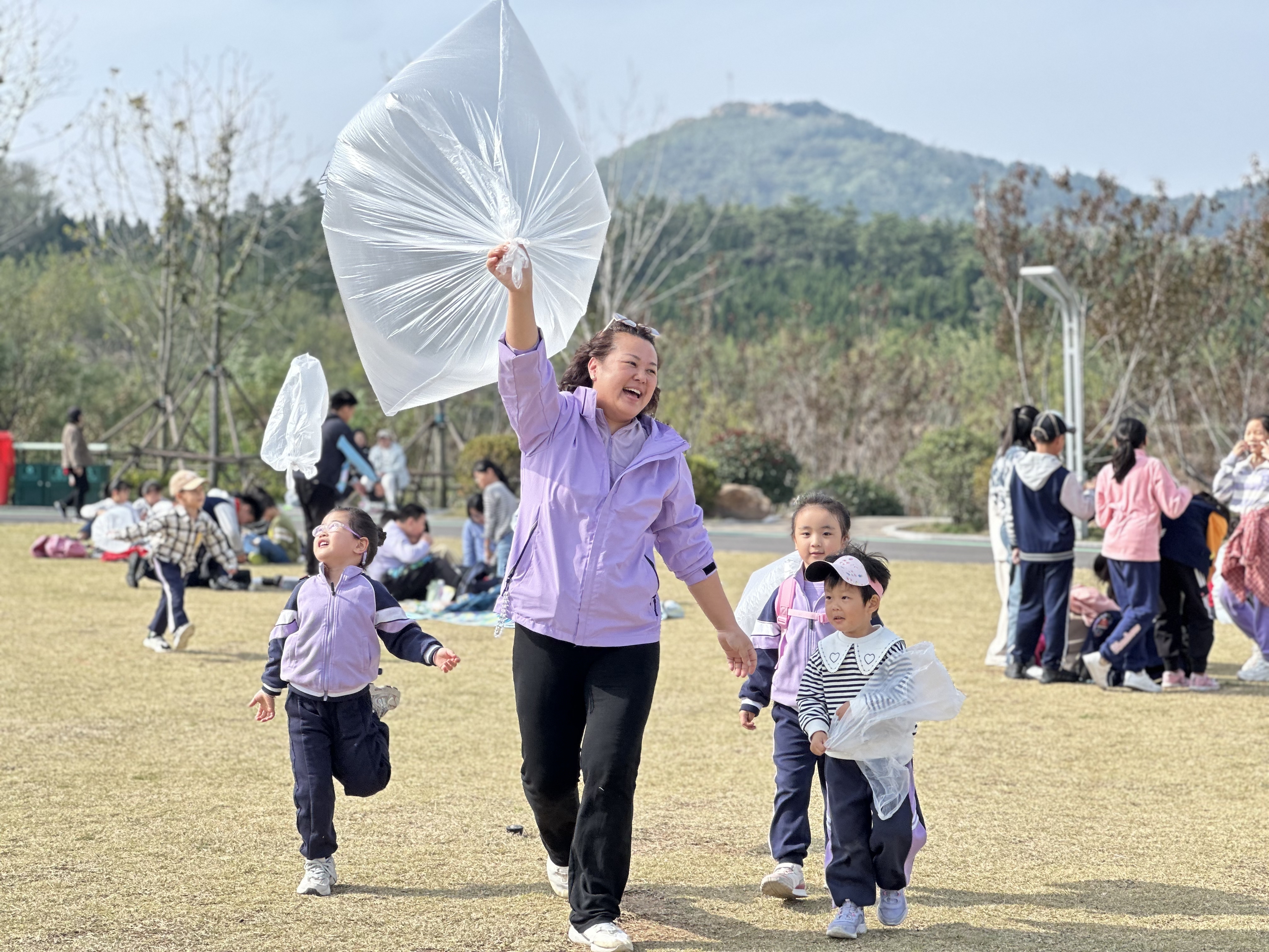 青岛市市南区八大湖幼儿园秋游活动:走,去秋天里撒欢玩~