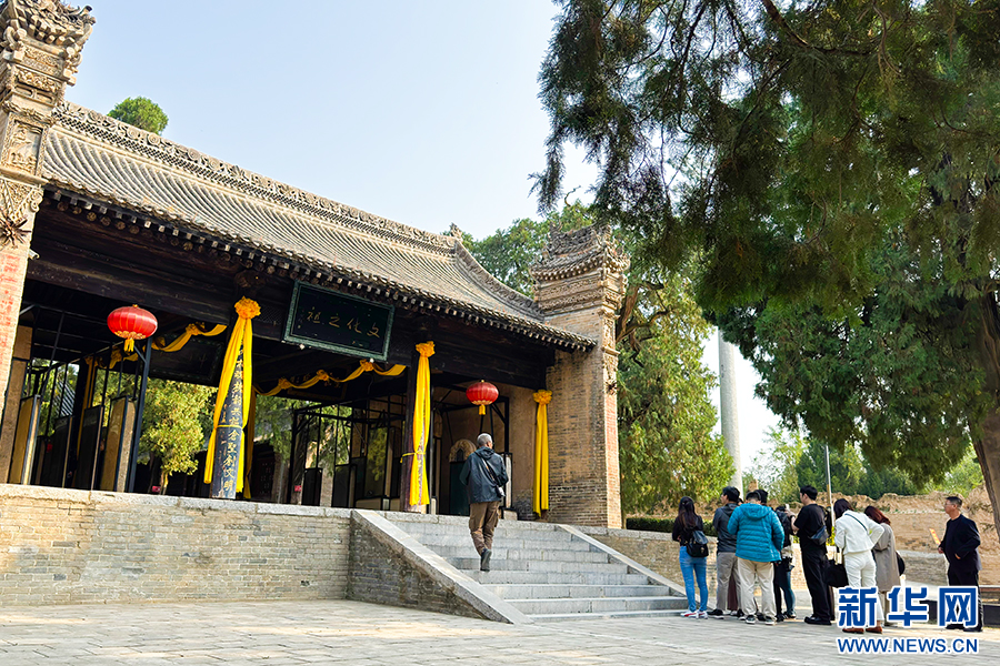 游客在仓颉庙参观游览。新华网 杨喜龙 摄