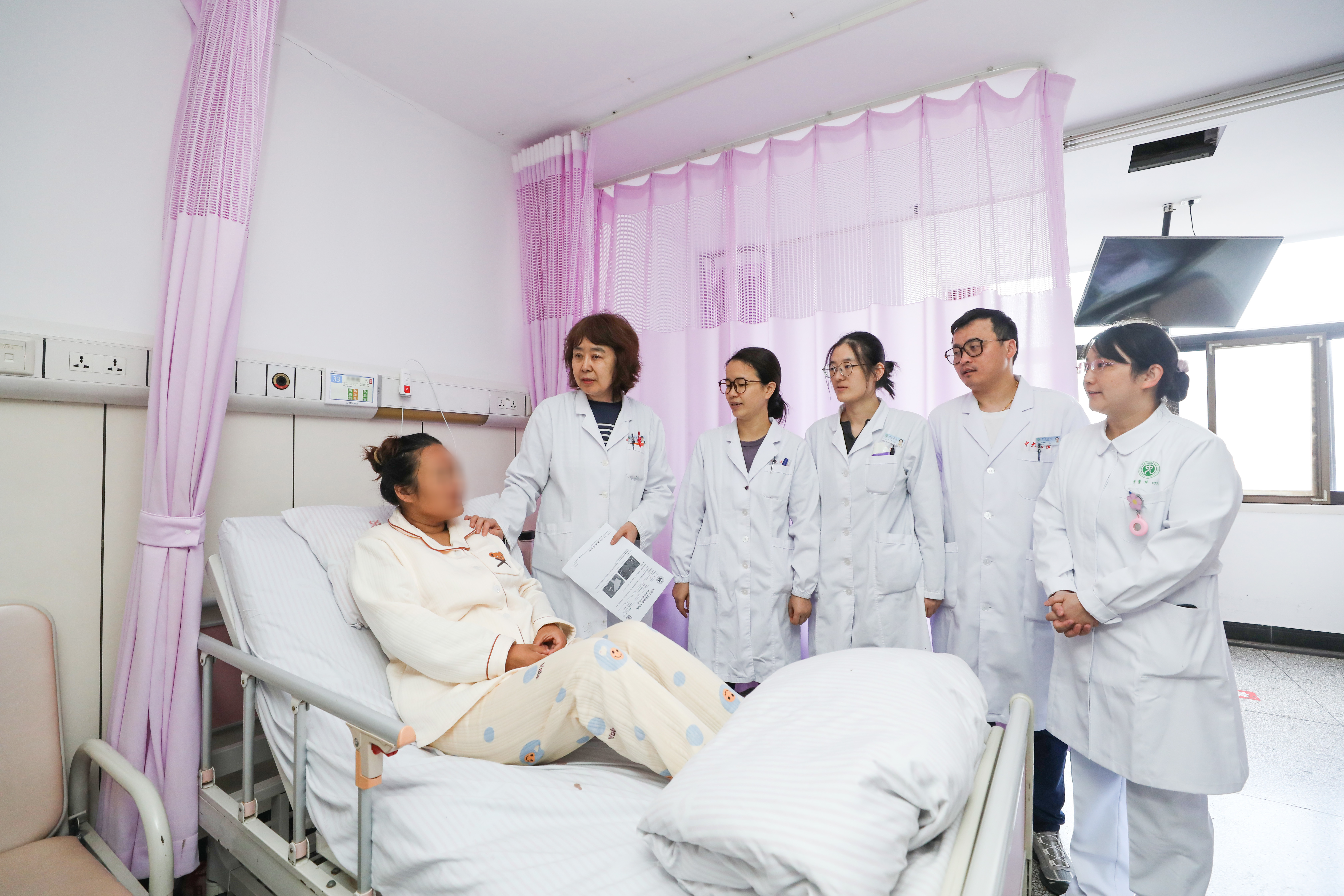 出院前 于红主任（左一）和曾李华护士长（右一）等在中大医院产科病房与产妇交流 张鑫 摄