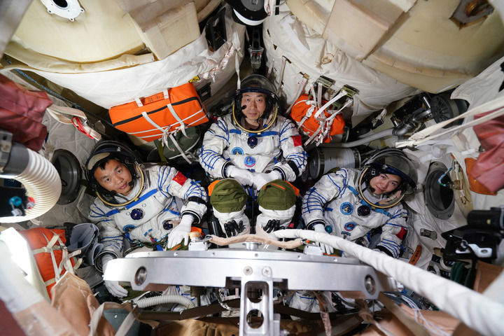 ↑神舟十九号航天员乘组进行飞船程序训练（2024年5月23日摄）　新华社发（孔方舟　摄）