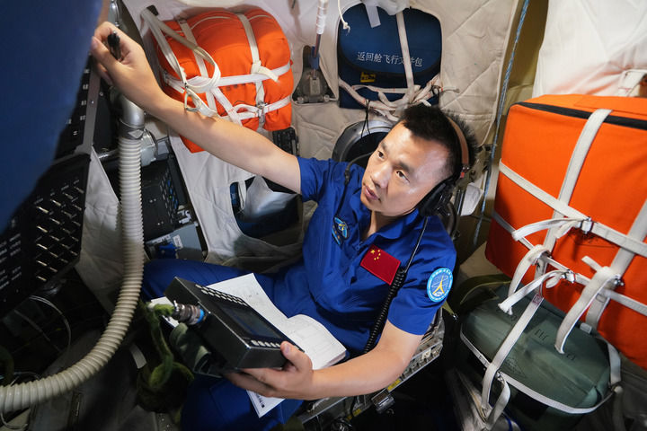 ↑神舟十九号航天员宋令东进行飞船程序操作训练（2024年6月4日摄）　新华社发（孔方舟　摄）