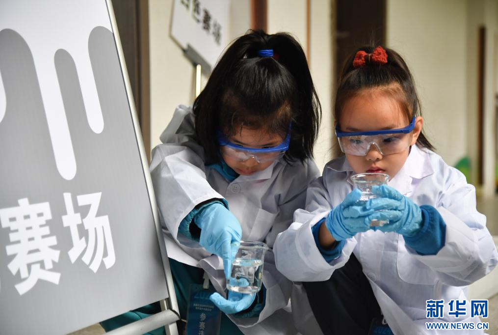 10月26日，学生在西安市新城区太华路小学参加科学实验制作比赛。