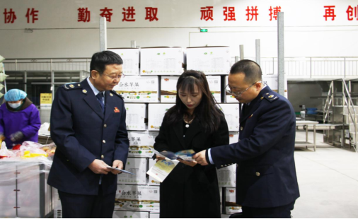 税务干部上门宣传辅导涉农税费优惠政策