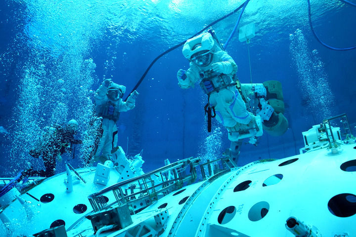 ↑神舟十九号航天员宋令东（左）和王浩泽（右）进行水下训练（2024年9月2日摄）　新华社发（孔方舟　摄）