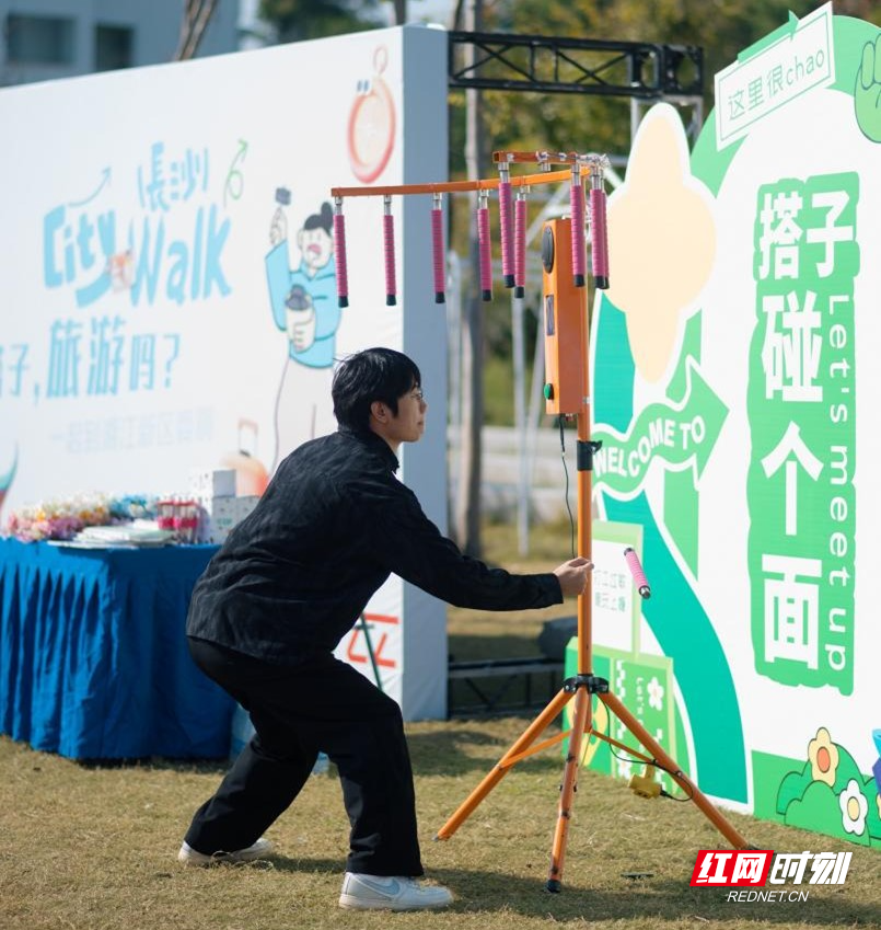 “潮玩搭子”主题集市。