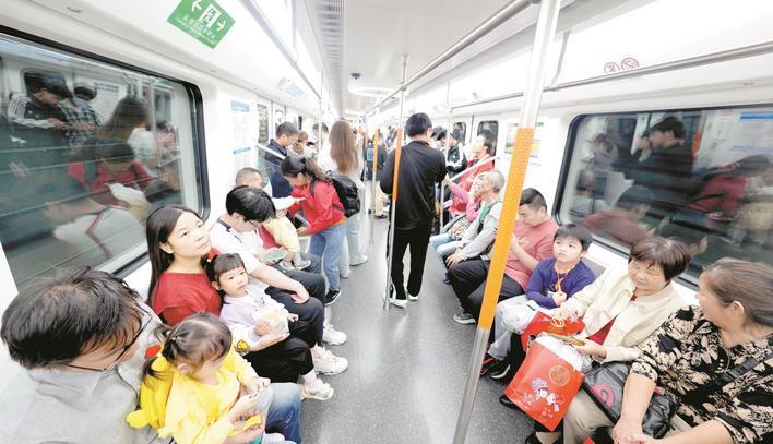 地铁列车内 楚天都市报极目新闻记者李辉摄