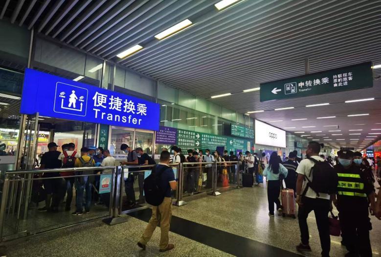 改造前换乘旅客与出站旅客交叉