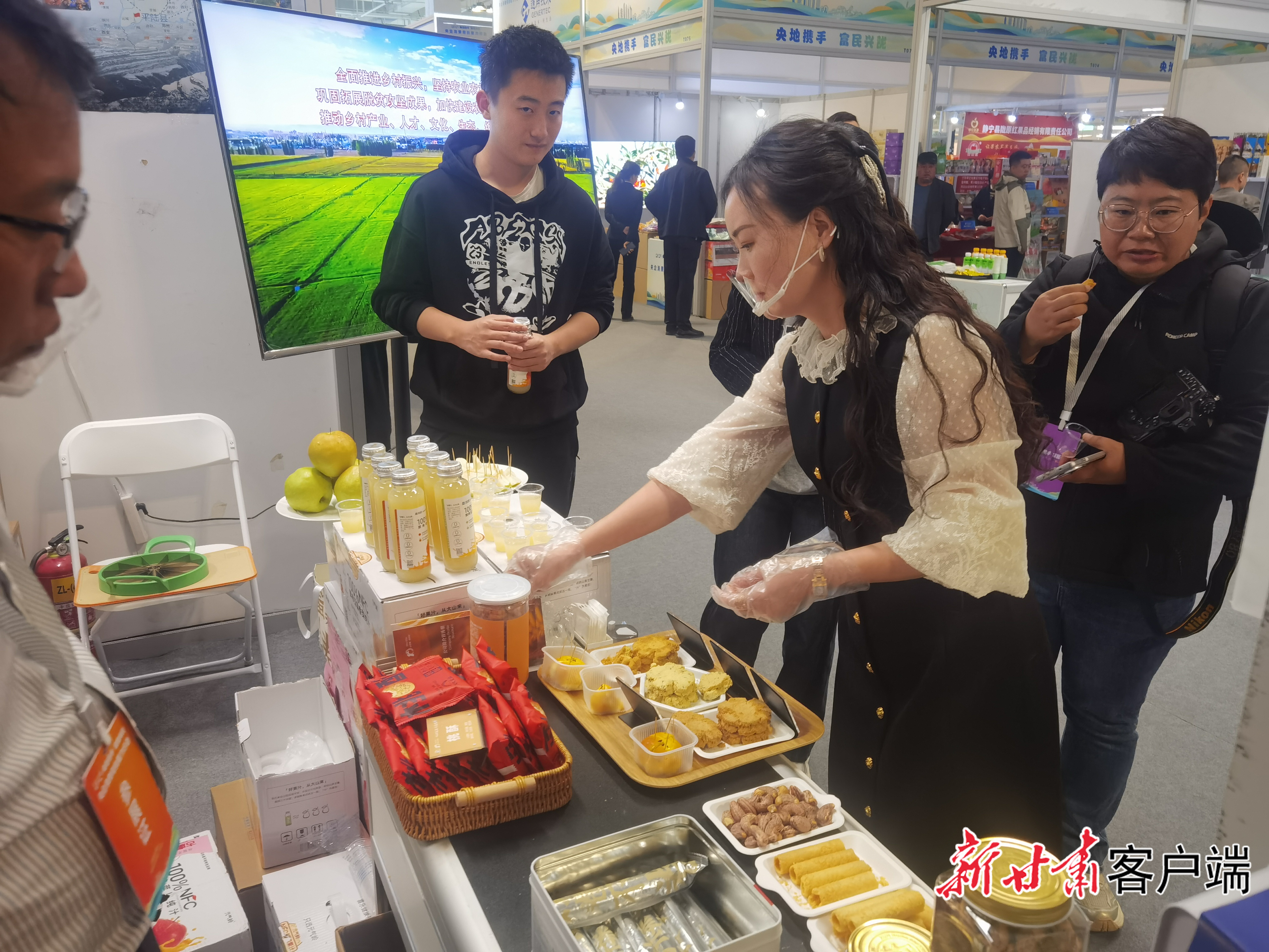 参会嘉宾现场品尝特色农产品