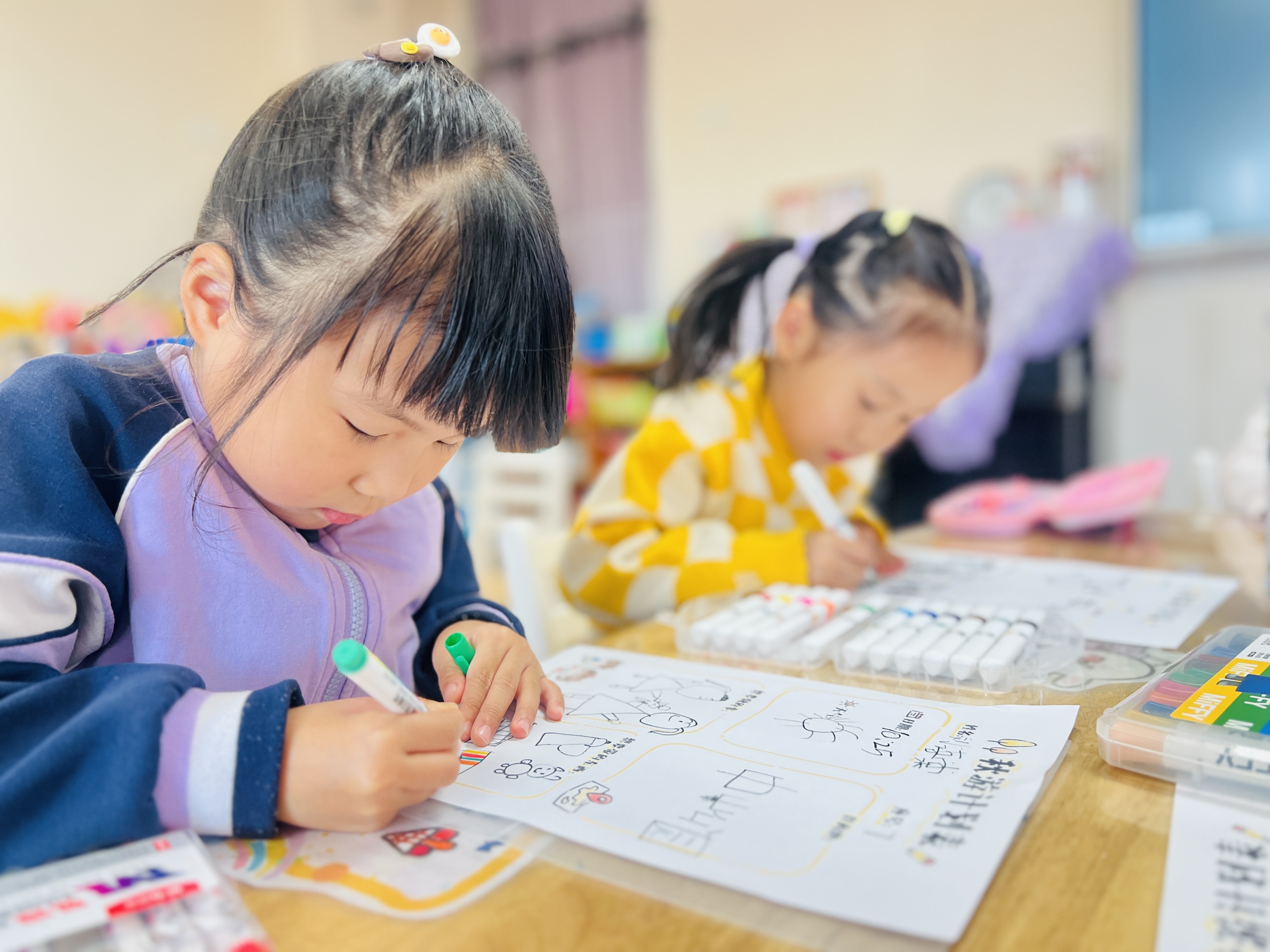中山公园里的菊花展又开放了,它们就像一个个小仙女,穿着五颜六色的裙子在跳舞。看,黄色的菊花,像妈妈的卷发;红色的菊花,像一个小太阳......我们要用画笔把他们画下来,变成一幅幅秋天的画展。