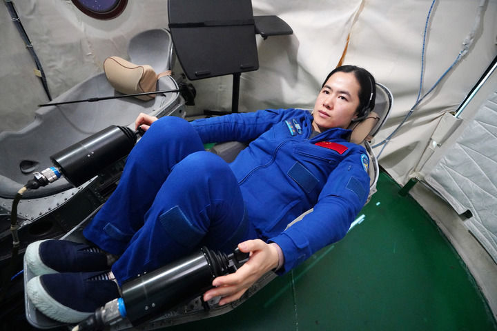 ↑神舟十九号航天员王浩泽进行手控交会对接训练（2023年12月25日摄）　新华社发（孔方舟　摄）