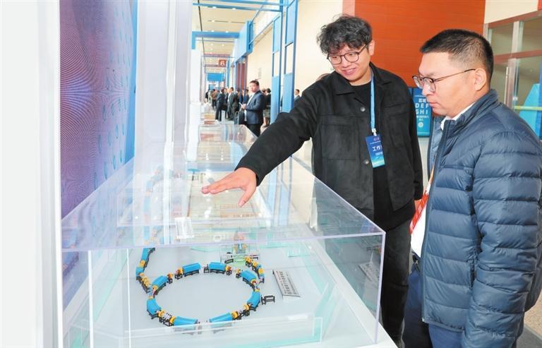 嘉宾观看医用重离子加速器模型