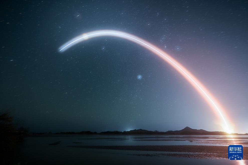 10月30日，搭载神舟十九号载人飞船的长征二号F遥十九运载火箭在酒泉卫星发射中心点火发射。神舟十九号载人飞船与火箭成功分离，进入预定轨道，航天员乘组状态良好，发射取得圆满成功。新华社记者　连振　摄