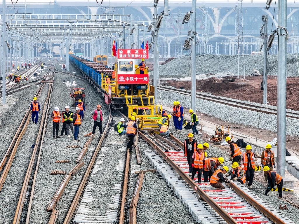 这是11月2日拍摄的渝厦高铁重庆东站正线铺轨施工现场(无人机照片)。记者 唐奕 摄