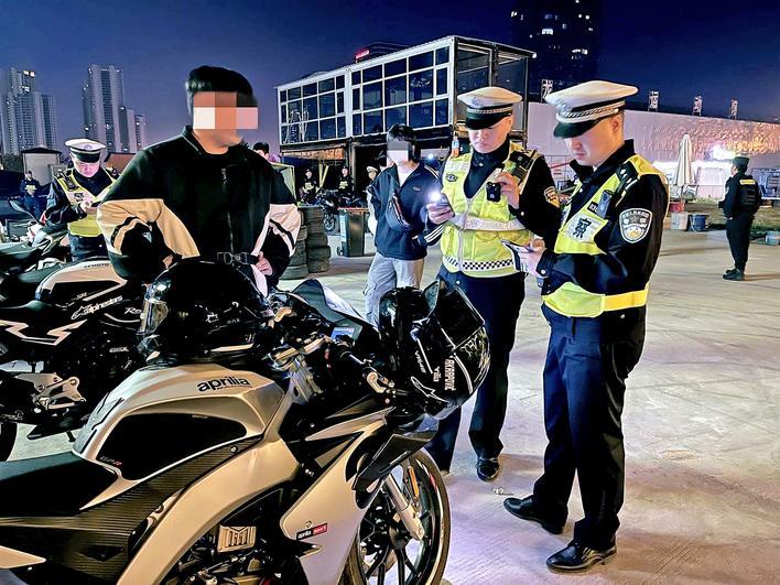 交警夜间检查摩托车 通讯员供图