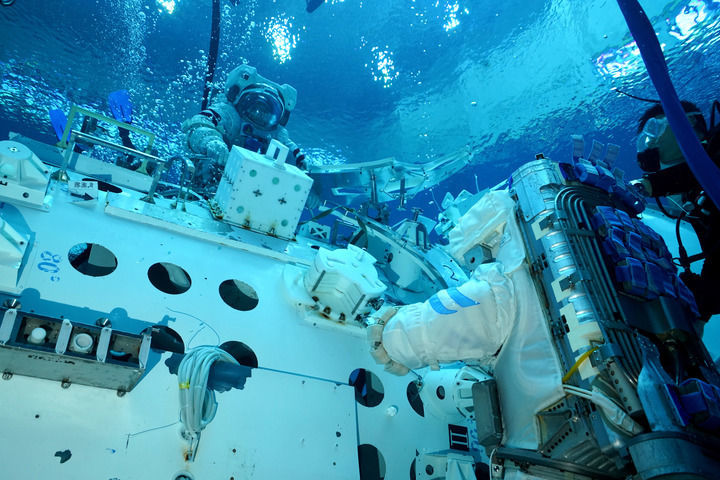 ↑神舟十九号航天员蔡旭哲（上）和宋令东（下）进行水下训练（2024年9月2日摄）　新华社发（孔方舟　摄）