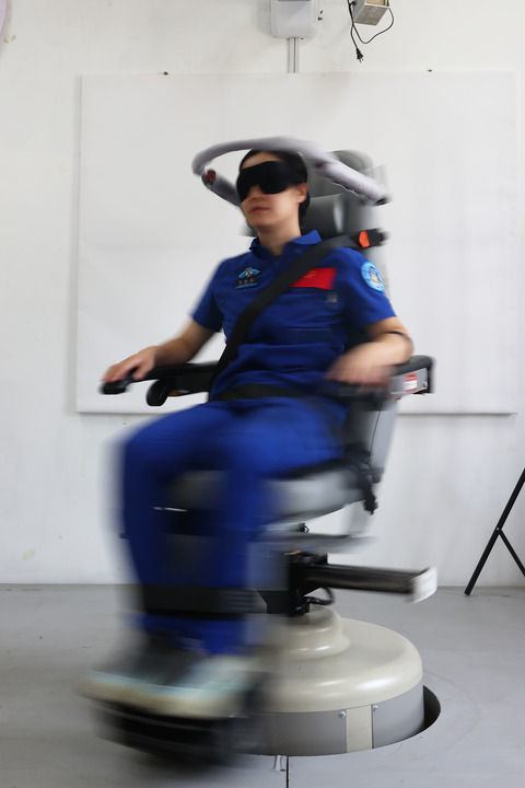 ↑神舟十九号航天员王浩泽进行转椅训练（2024年6月17日摄）　新华社发（徐部　摄）