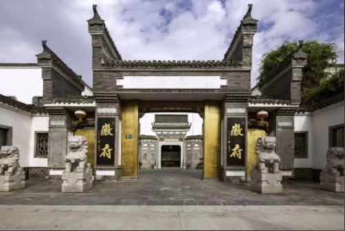 徽商精神的新时代文化承担  ——记郑宏祝和他的上海徽府