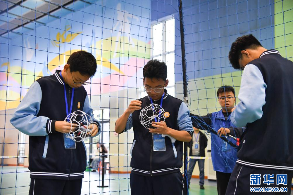 10月26日，学生在西安市新城区太华路小学参加多轴无人机足球对抗赛。