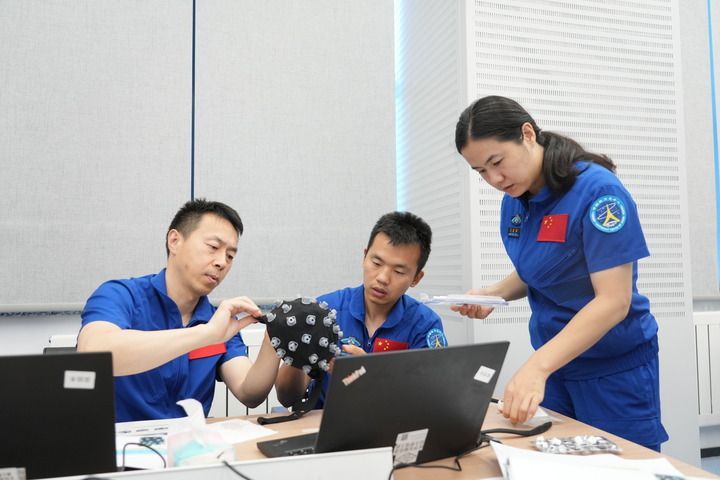 ↑神舟十九号航天员乘组进行脑电项目操作训练（2024年5月31日摄 ）　新华社发（孔方舟　摄）