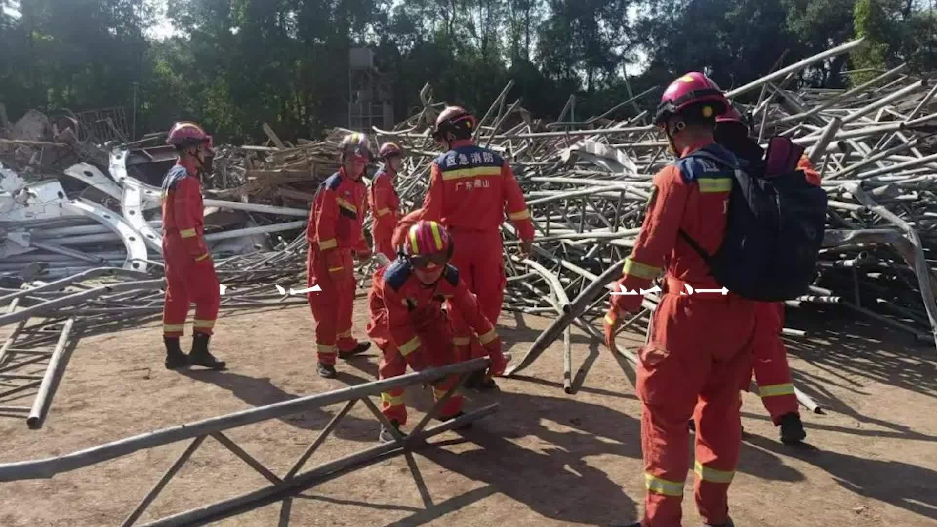 堆积的数十吨钢管松动，压倒后方捡东西的货车司机，万幸被消防救出送医