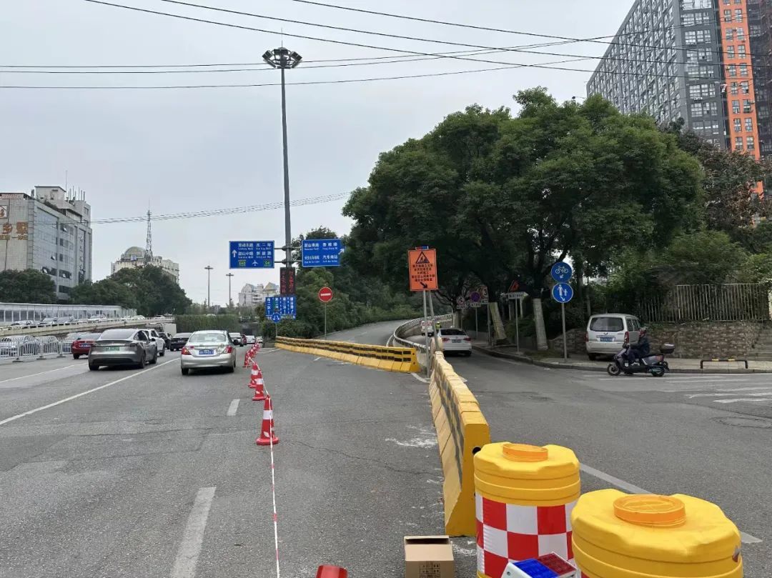 桔园立交桥西往南匝道口，橙色的醒目标志牌及匝道口的水泥隔离墩已经设置到位。西往南车辆只能从右侧辅道通行