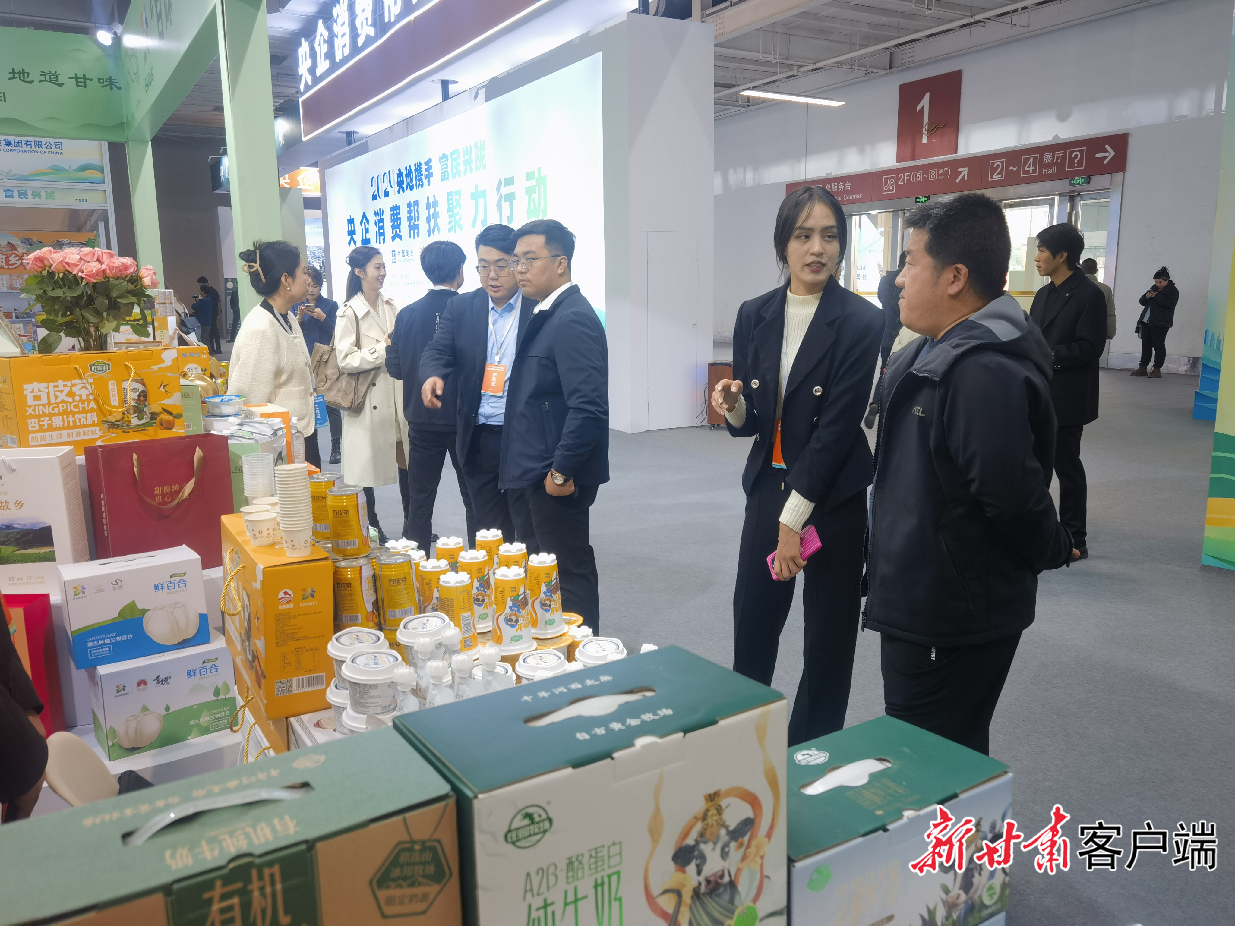 展示展销会现场　本文图片和视频均由新甘肃&middot;甘肃日报记者　冯宝强　马国顺　摄制