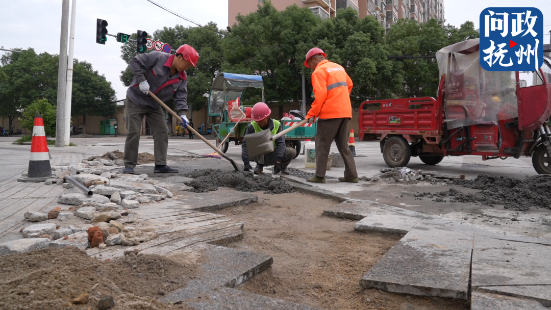 臨川區(qū)上頓渡鎮(zhèn)一道路地磚破損嚴(yán)重 市政部門(mén)：立即修補(bǔ)